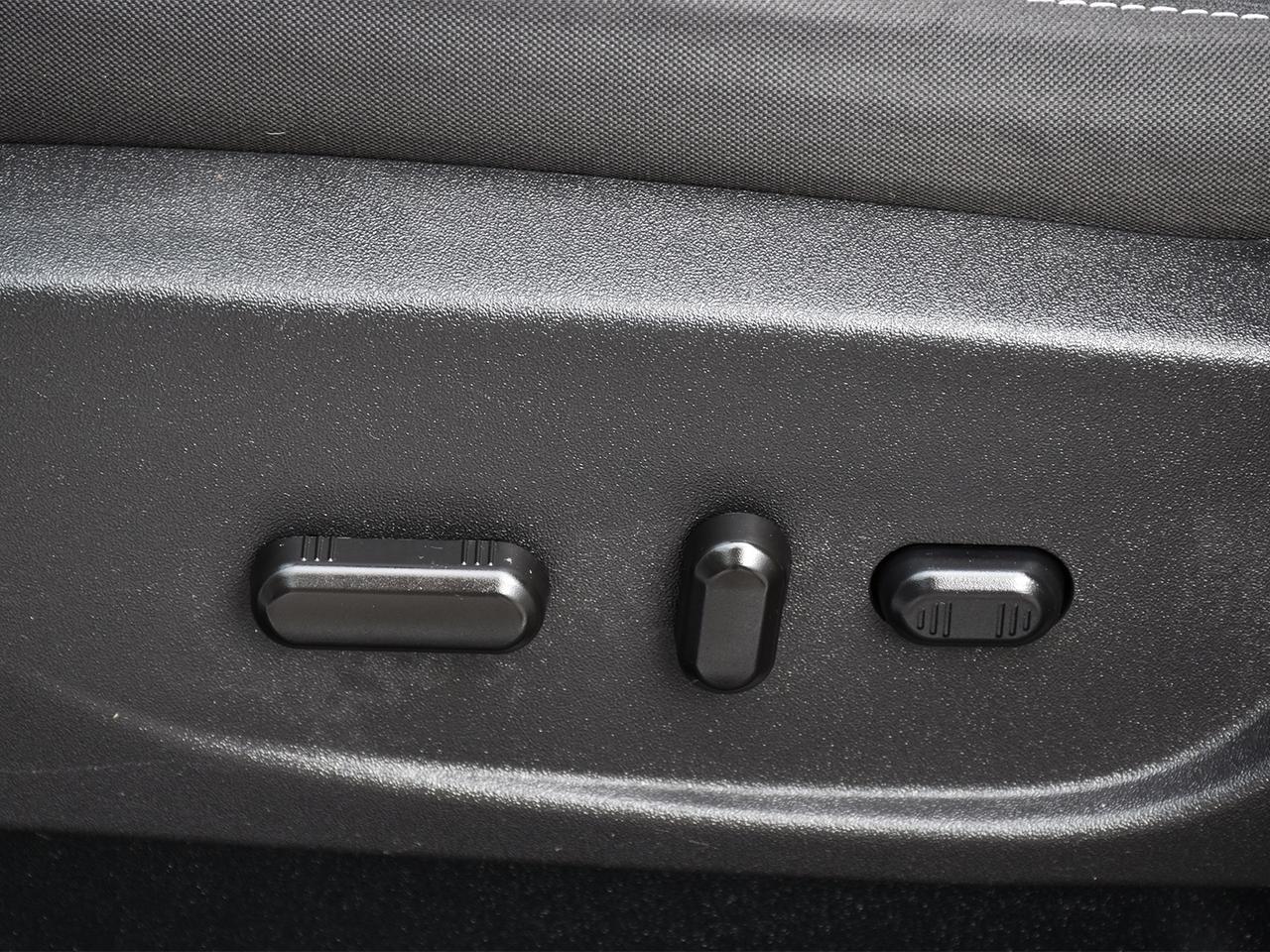 2018 Ford Escape SE 4x4 ~Heated + Power seats ~Bluetooth ~Camera Photo