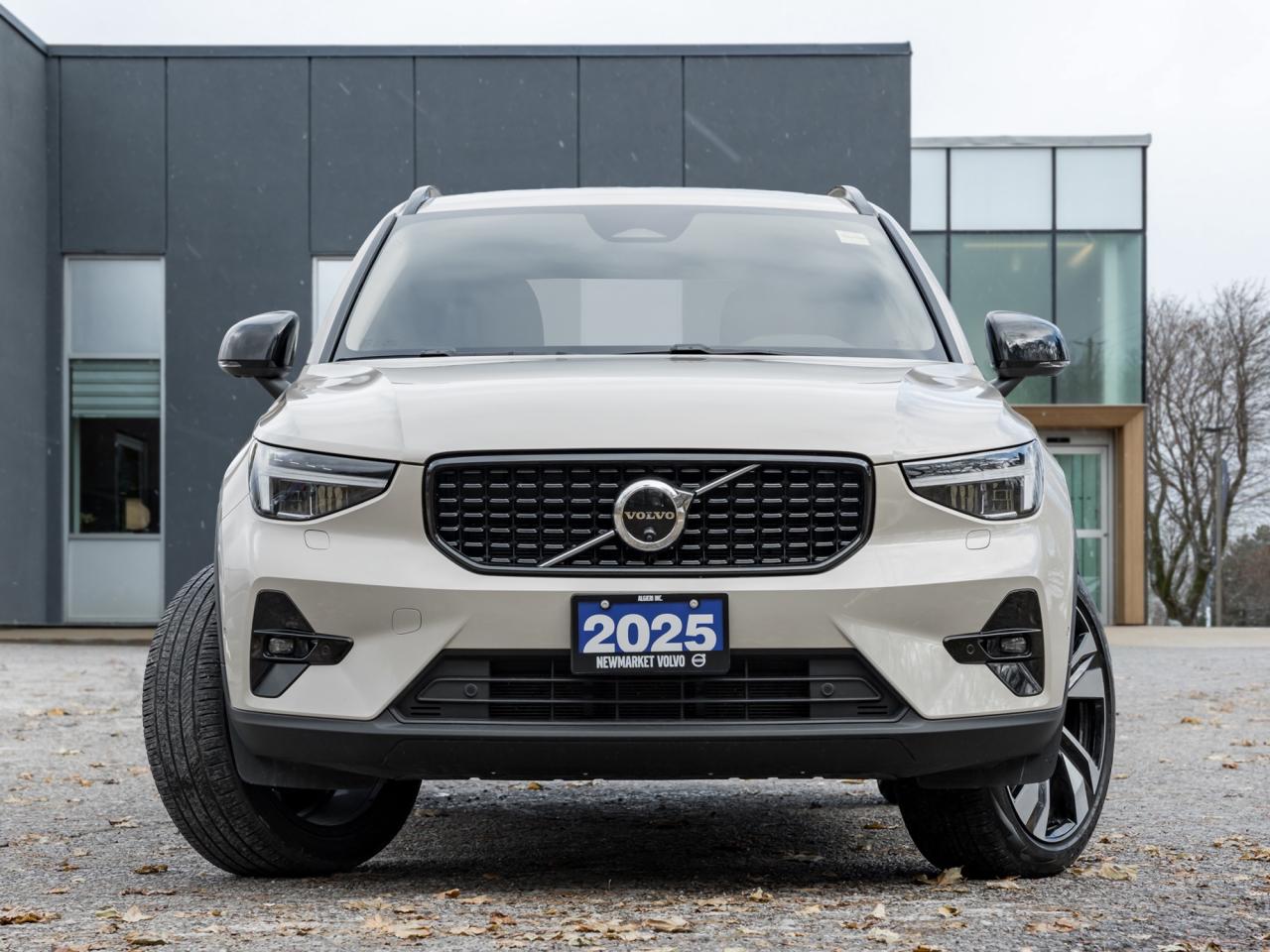 2025 Volvo XC40 B5 AWD Plus Dark Theme  CLIMATE PACK  22" WHEELS Photo