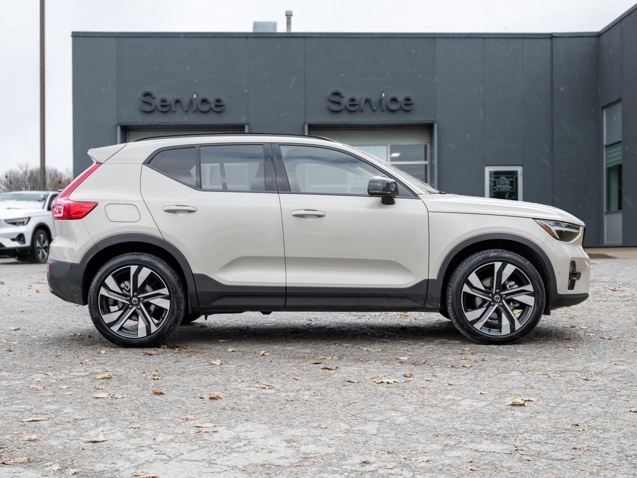2025 Volvo XC40 B5 AWD Plus Dark Theme  CLIMATE PACK  22" WHEELS Photo4