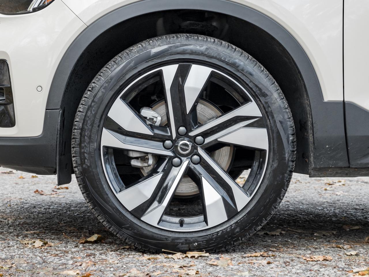 2025 Volvo XC40 B5 AWD Plus Dark Theme  CLIMATE PACK  22" WHEELS Photo