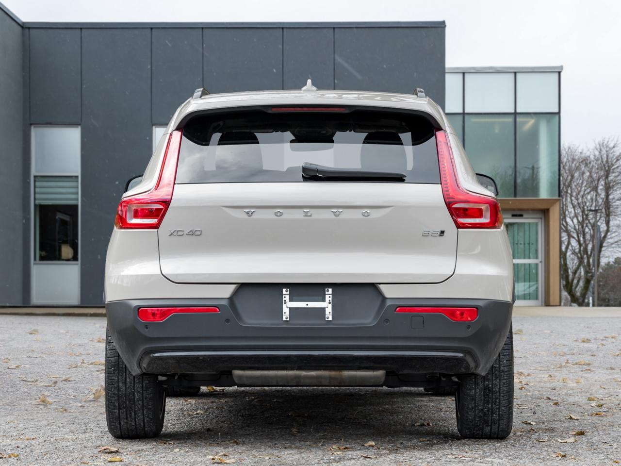 2025 Volvo XC40 B5 AWD Plus Dark Theme  CLIMATE PACK  22" WHEELS Photo