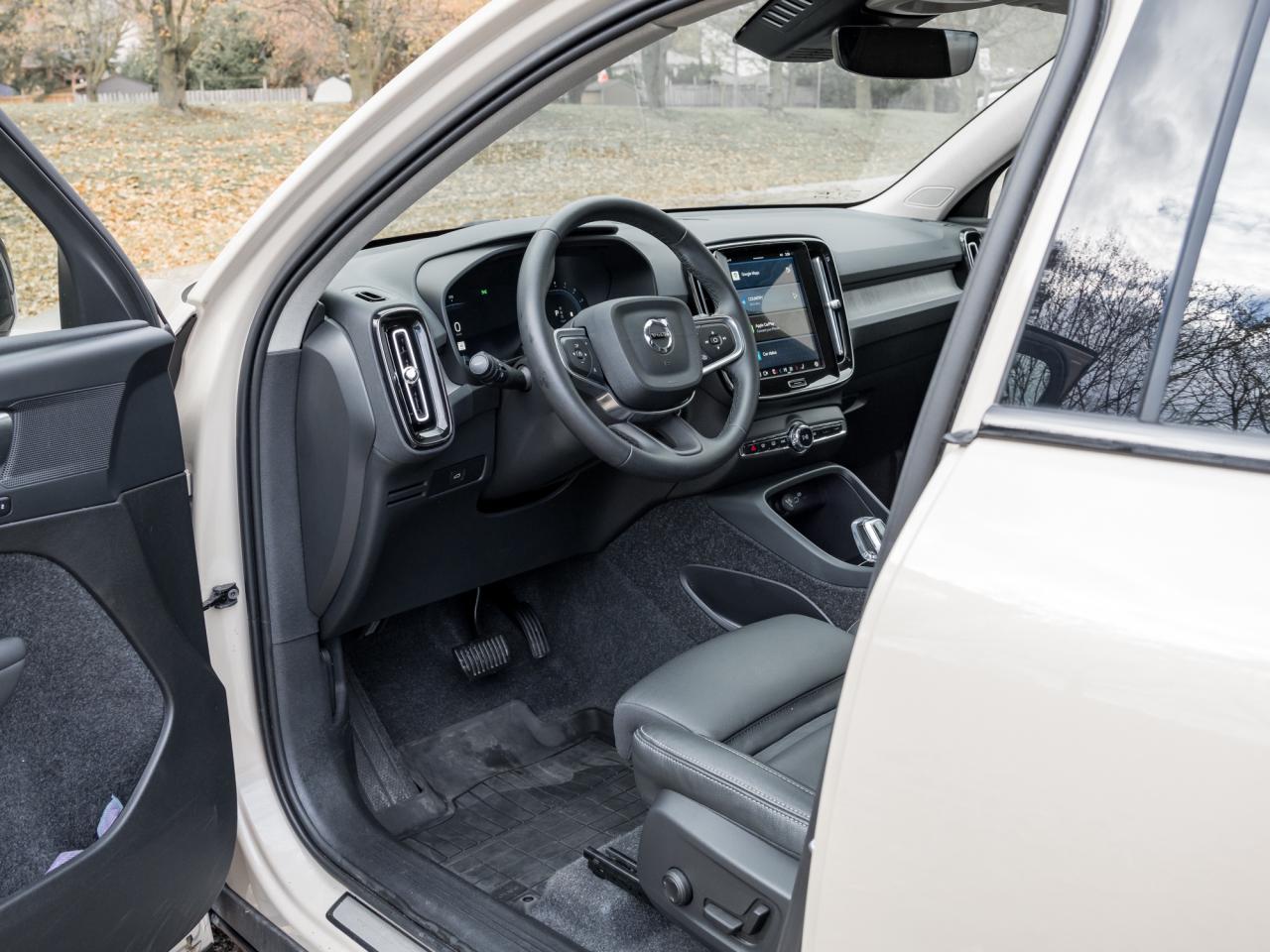 2025 Volvo XC40 B5 AWD Plus Dark Theme  CLIMATE PACK  22" WHEELS Photo