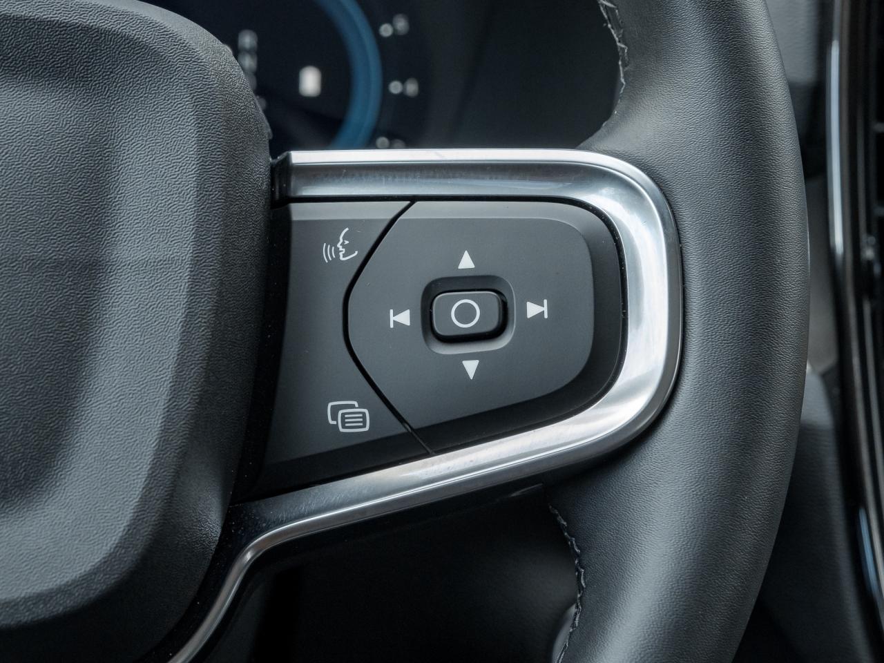 2025 Volvo XC40 B5 AWD Plus Dark Theme  CLIMATE PACK  22" WHEELS Photo