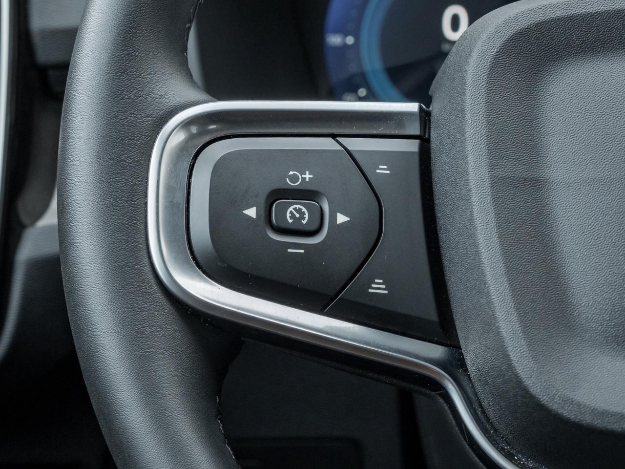 2025 Volvo XC40 B5 AWD Plus Dark Theme  CLIMATE PACK  22" WHEELS Photo