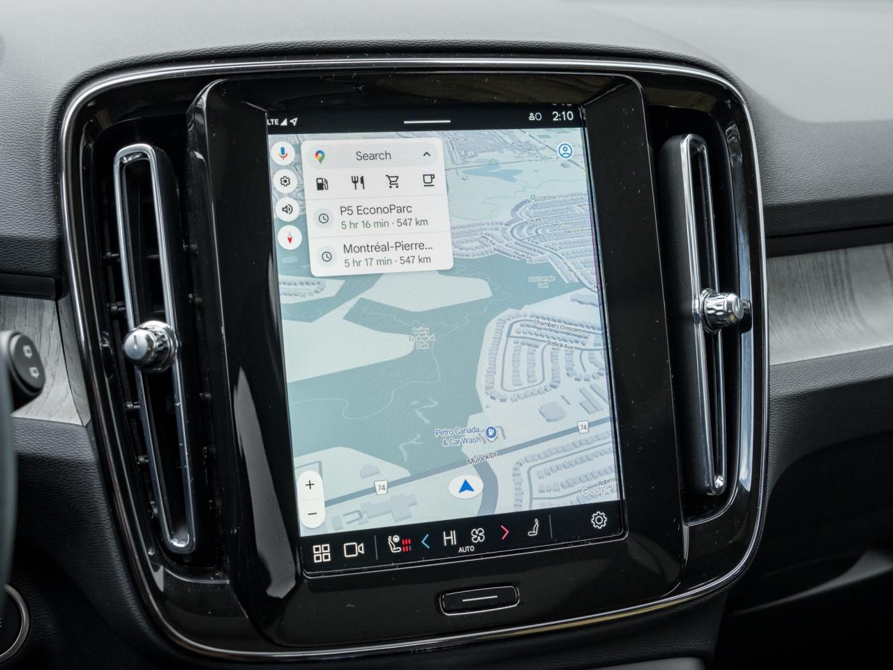 2025 Volvo XC40 B5 AWD Plus Dark Theme  CLIMATE PACK  22" WHEELS Photo