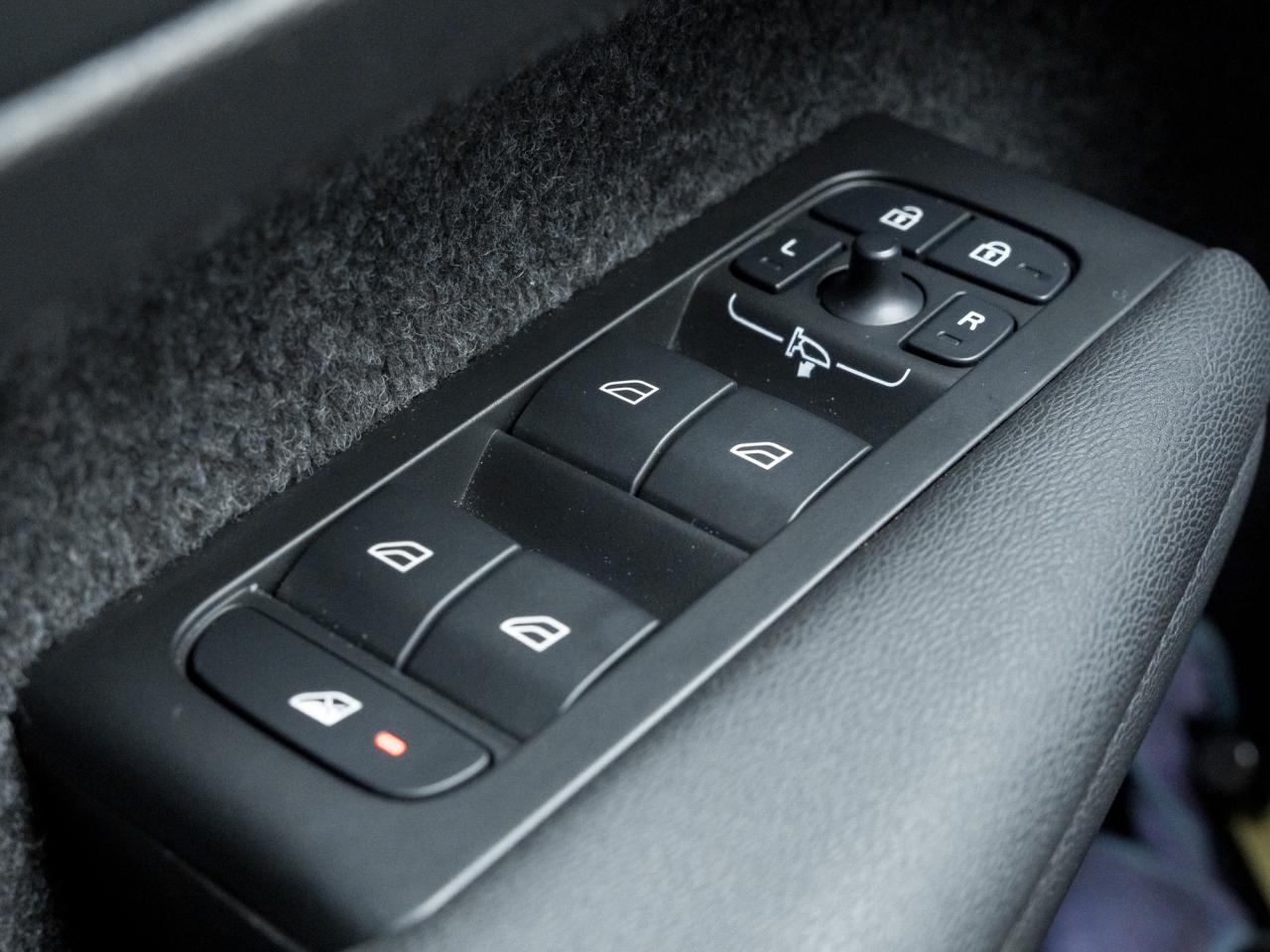 2025 Volvo XC40 B5 AWD Plus Dark Theme  CLIMATE PACK  22" WHEELS Photo