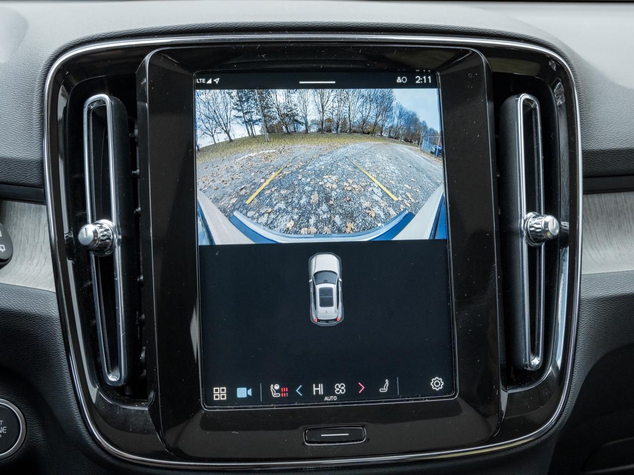 2025 Volvo XC40 B5 AWD Plus Dark Theme  CLIMATE PACK  22" WHEELS Photo