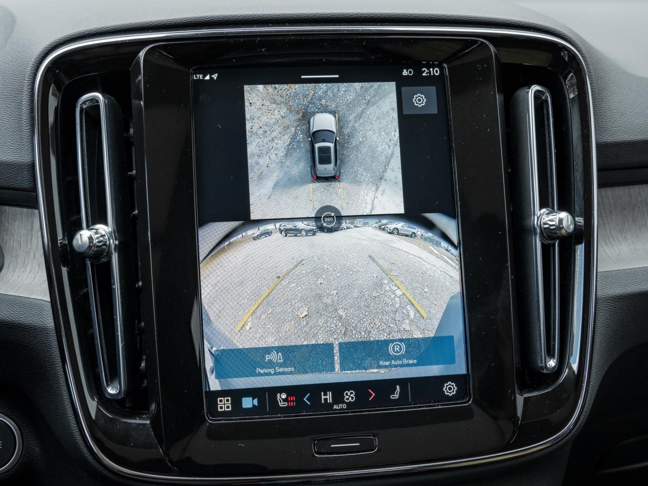 2025 Volvo XC40 B5 AWD Plus Dark Theme  CLIMATE PACK  22" WHEELS Photo