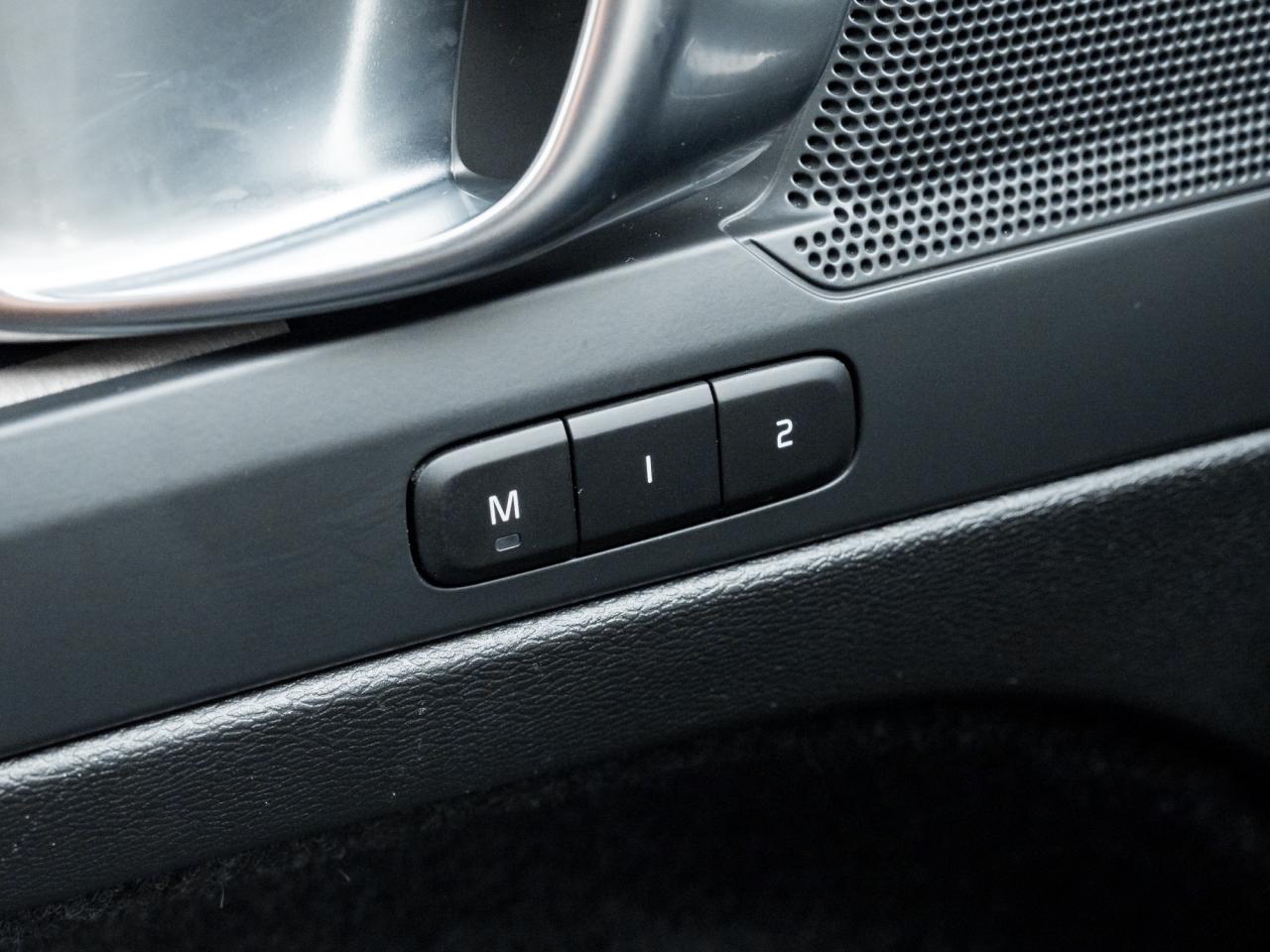 2025 Volvo XC40 B5 AWD Plus Dark Theme  CLIMATE PACK  22" WHEELS Photo