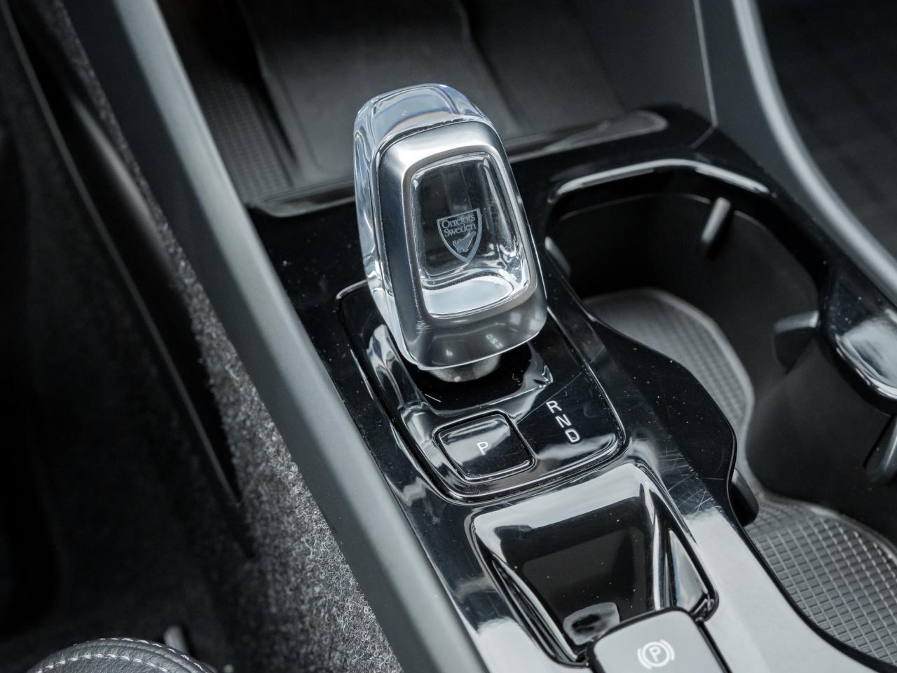 2025 Volvo XC40 B5 AWD Plus Dark Theme  CLIMATE PACK  22" WHEELS Photo