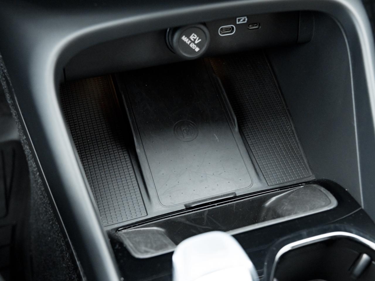 2025 Volvo XC40 B5 AWD Plus Dark Theme  CLIMATE PACK  22" WHEELS Photo