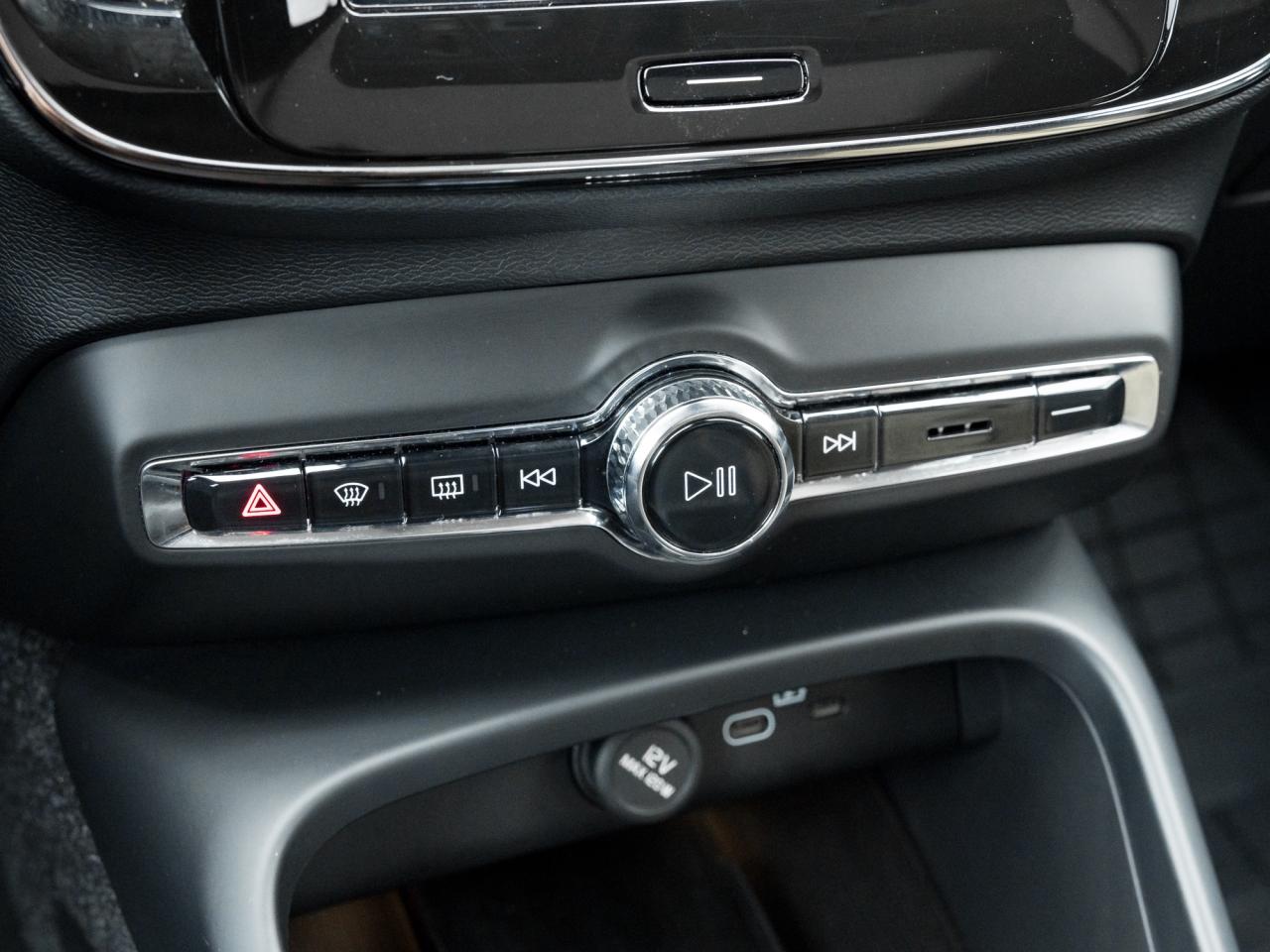 2025 Volvo XC40 B5 AWD Plus Dark Theme  CLIMATE PACK  22" WHEELS Photo