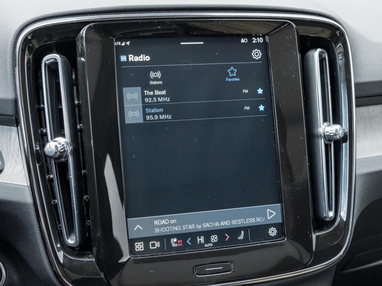 2025 Volvo XC40 B5 AWD Plus Dark Theme  CLIMATE PACK  22" WHEELS Photo