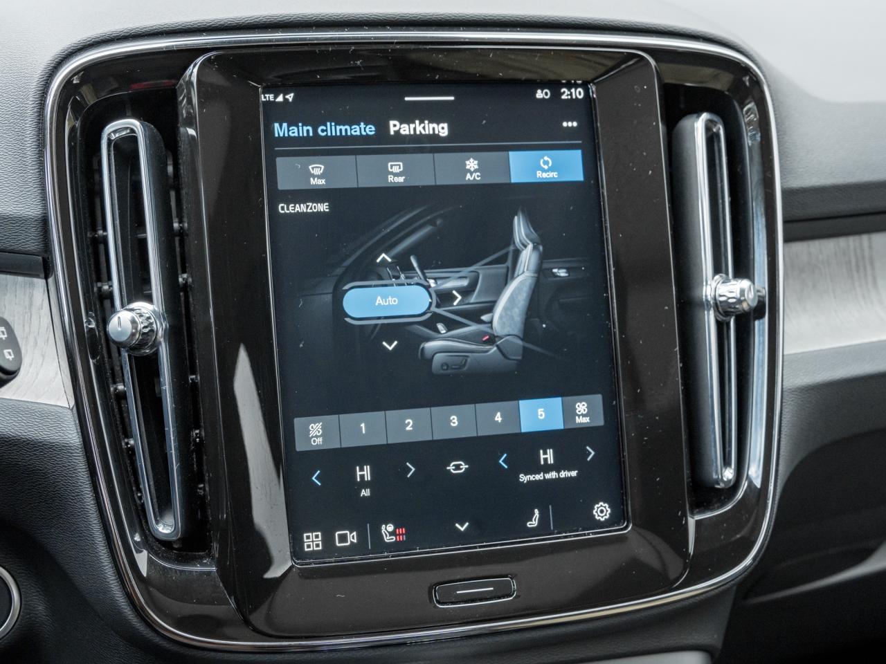 2025 Volvo XC40 B5 AWD Plus Dark Theme  CLIMATE PACK  22" WHEELS Photo