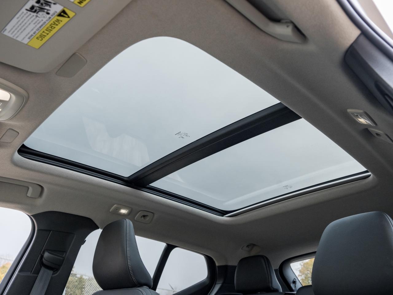 2025 Volvo XC40 B5 AWD Plus Dark Theme  CLIMATE PACK  22" WHEELS Photo