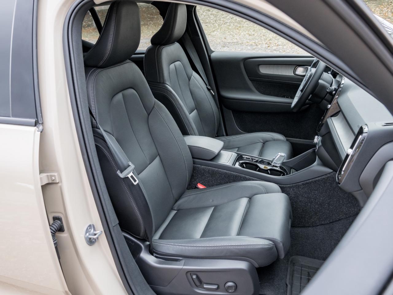 2025 Volvo XC40 B5 AWD Plus Dark Theme  CLIMATE PACK  22" WHEELS Photo