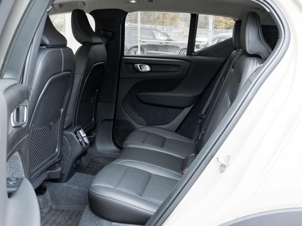 2025 Volvo XC40 B5 AWD Plus Dark Theme  CLIMATE PACK  22" WHEELS Photo