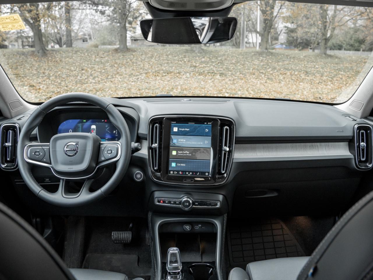 2025 Volvo XC40 B5 AWD Plus Dark Theme  CLIMATE PACK  22" WHEELS Photo