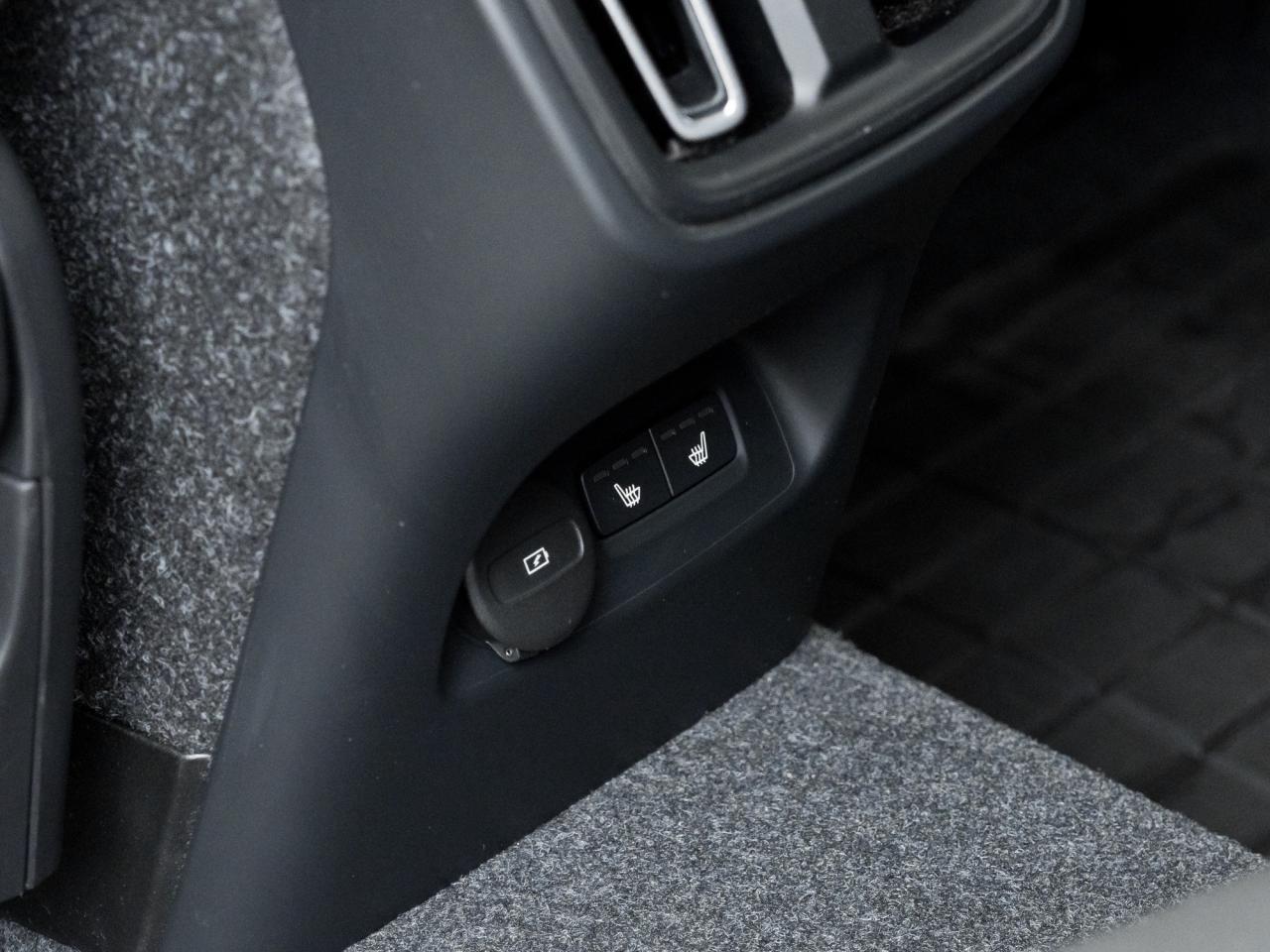 2025 Volvo XC40 B5 AWD Plus Dark Theme  CLIMATE PACK  22" WHEELS Photo