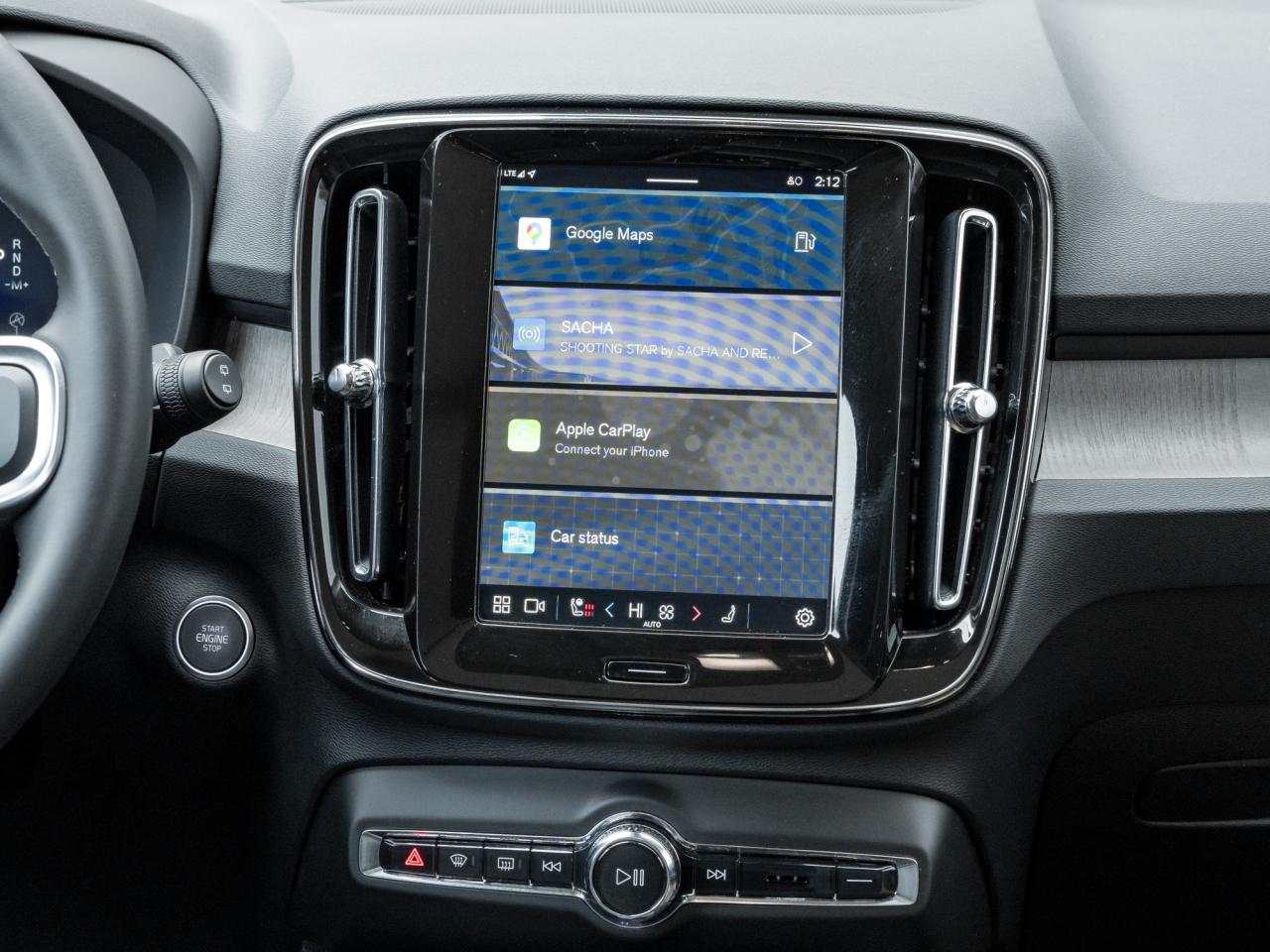 2025 Volvo XC40 B5 AWD Plus Dark Theme  CLIMATE PACK  22" WHEELS Photo