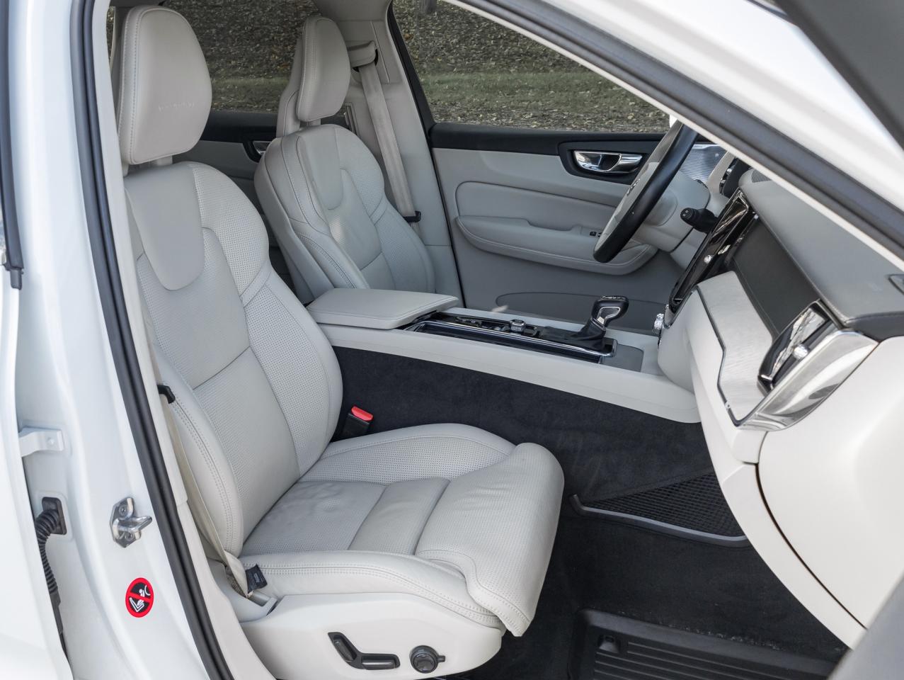 2018 Volvo XC60 T6 AWD Inscription  BOWERS & WILKINS  SAFETY CERT Photo