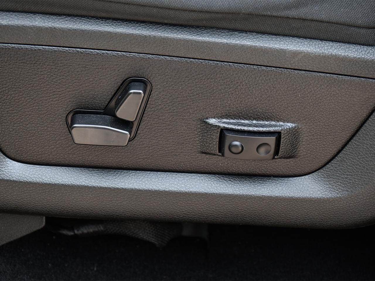 2022 RAM 1500 Classic SLT Crew Cab 4x4 ~Heated + Power Seat ~Camera Photo