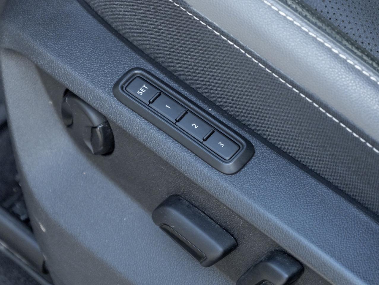 2022 Volkswagen Atlas Cross Sport Execline 3.6 FSI 4MOTION  FENDERS  ONE OWNER  NAVI Photo