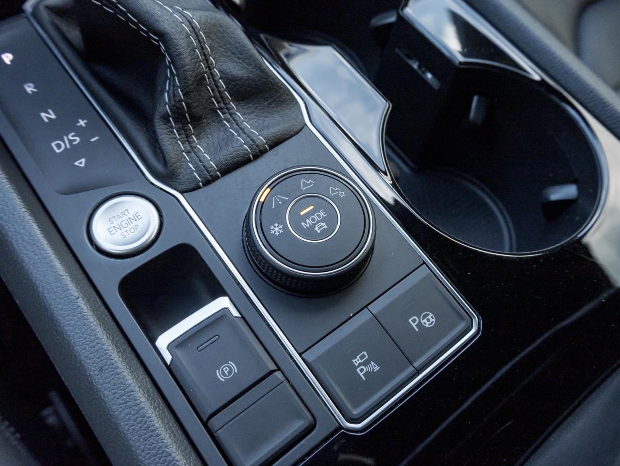 2022 Volkswagen Atlas Cross Sport Execline 3.6 FSI 4MOTION  FENDERS  ONE OWNER  NAVI Photo