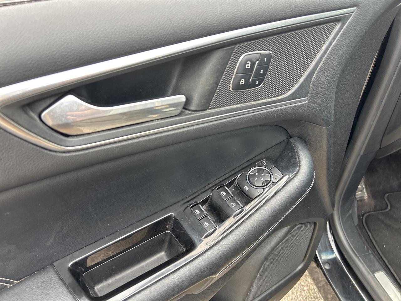 2017 Ford Edge REMOTE START, PANORAMA ROOF, AWD, BACK UP CAM! Photo