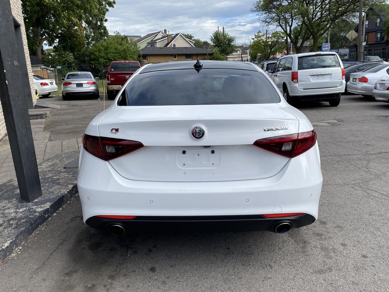 2017 Alfa Romeo Giulia 4dr Sdn AWD Photo3