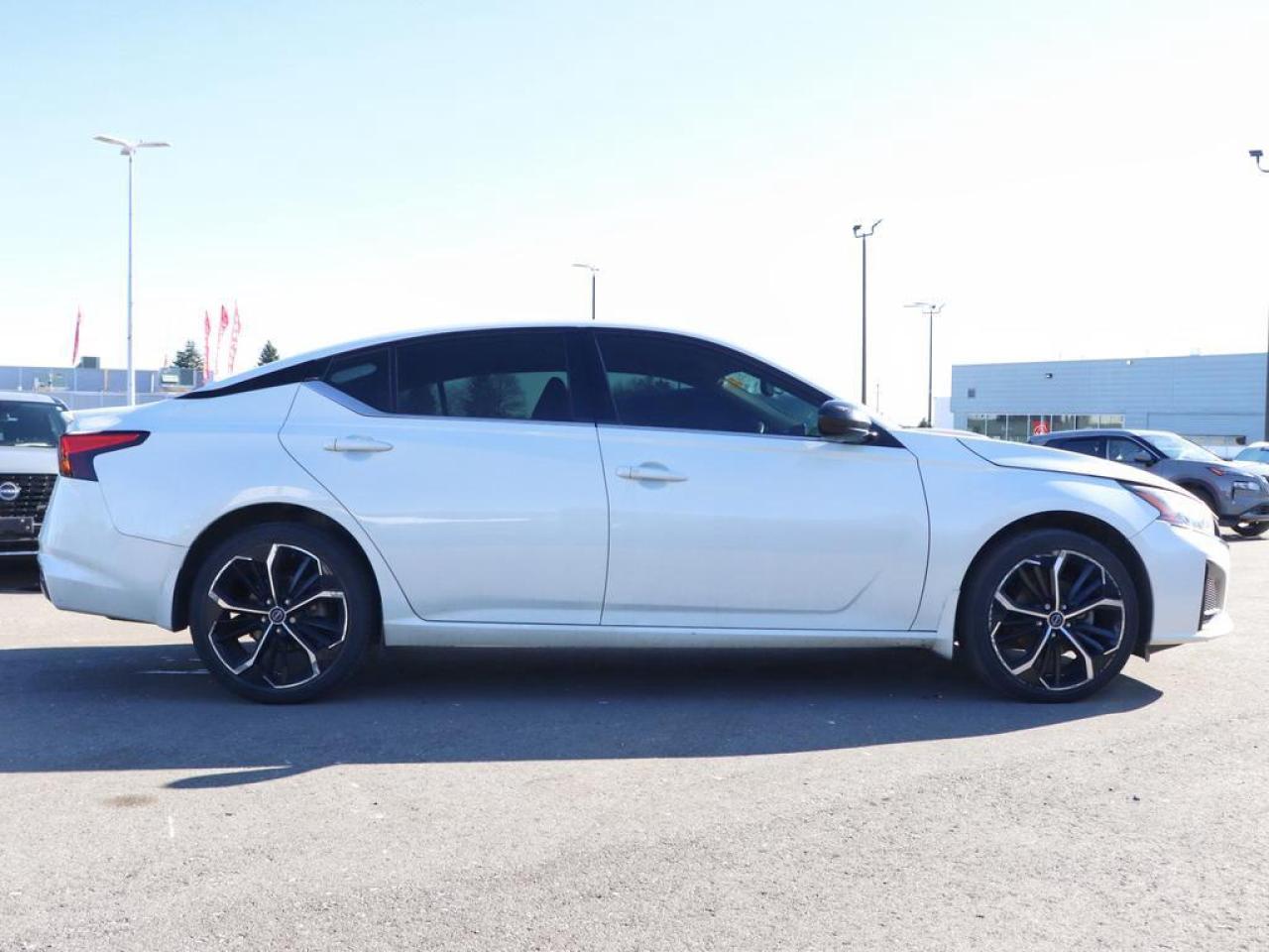 2023 Nissan Altima SR  PREMIUM PKG! BOSE, MOONROOF AWD! Photo2