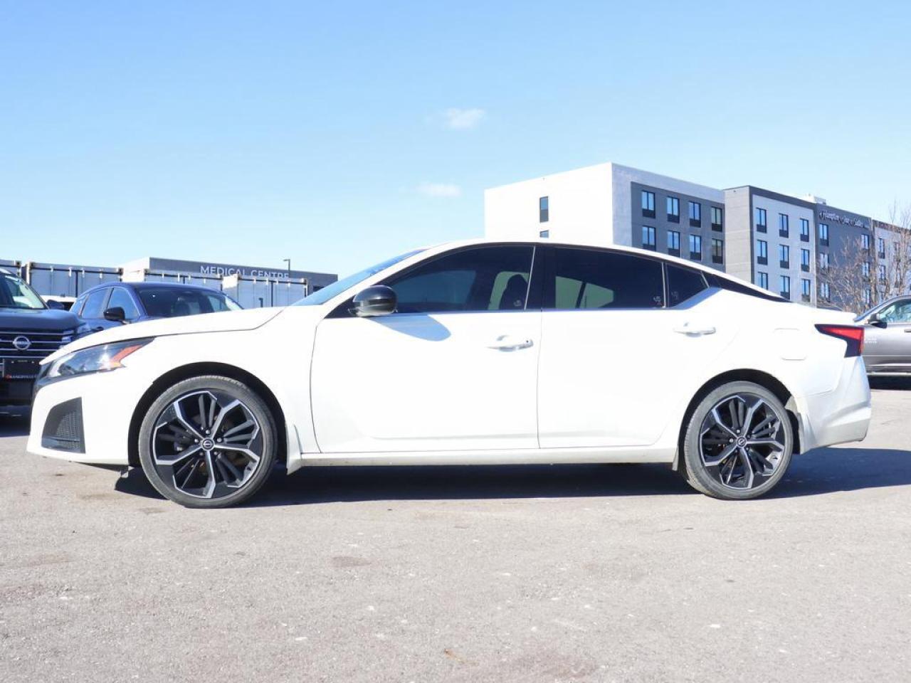 2023 Nissan Altima SR  PREMIUM PKG! BOSE, MOONROOF AWD! Photo4