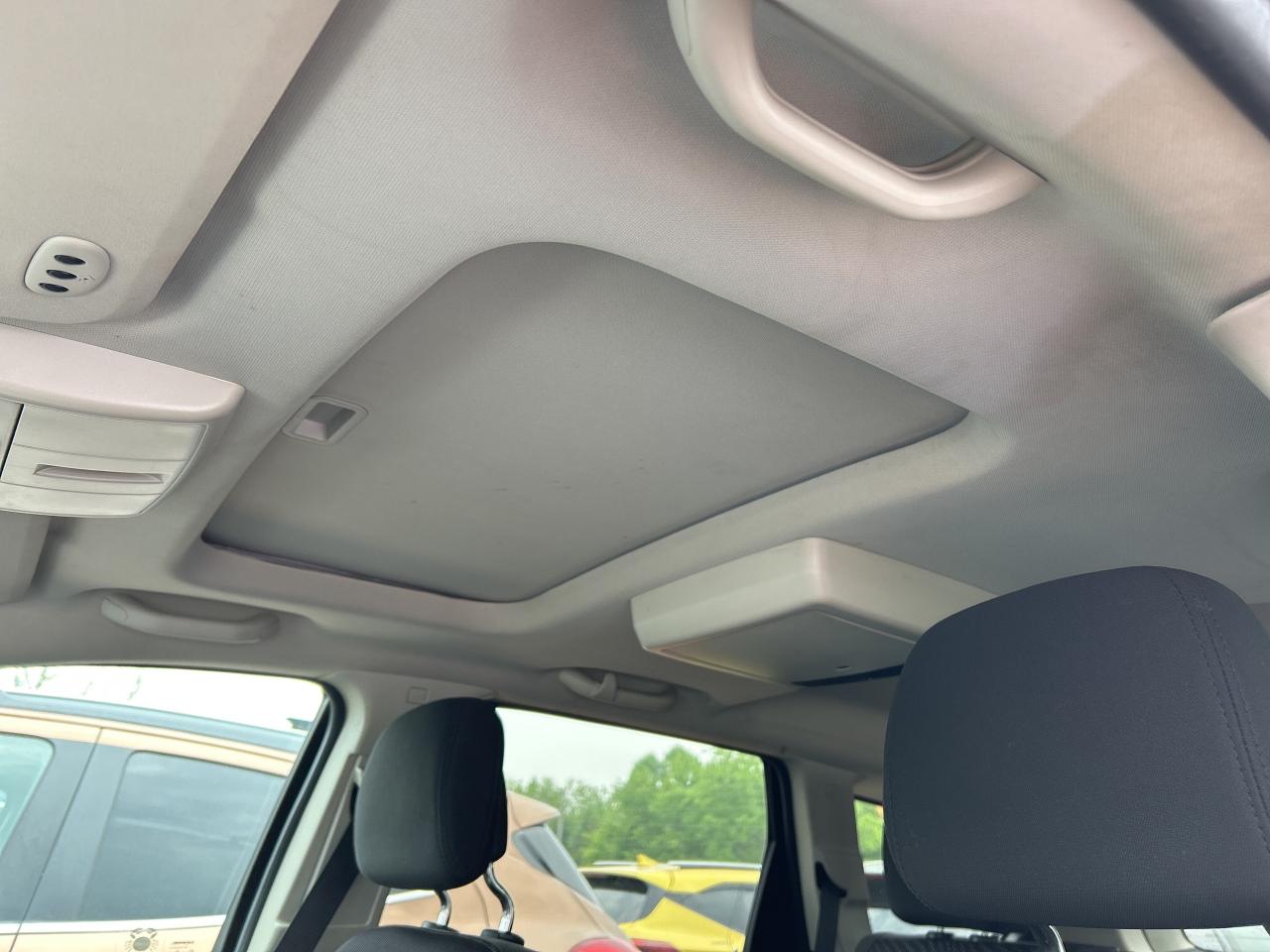 2017 Dodge Journey SXT, 5 PASSENGER, CLEAN CARFAX, REMOTE START! Photo