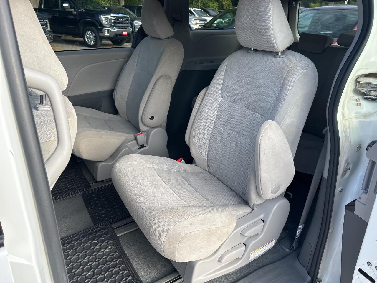 2020 Toyota Sienna CE 7-PASS, BACK UP CAM, REAR CLIMATE CONTROL! Photo