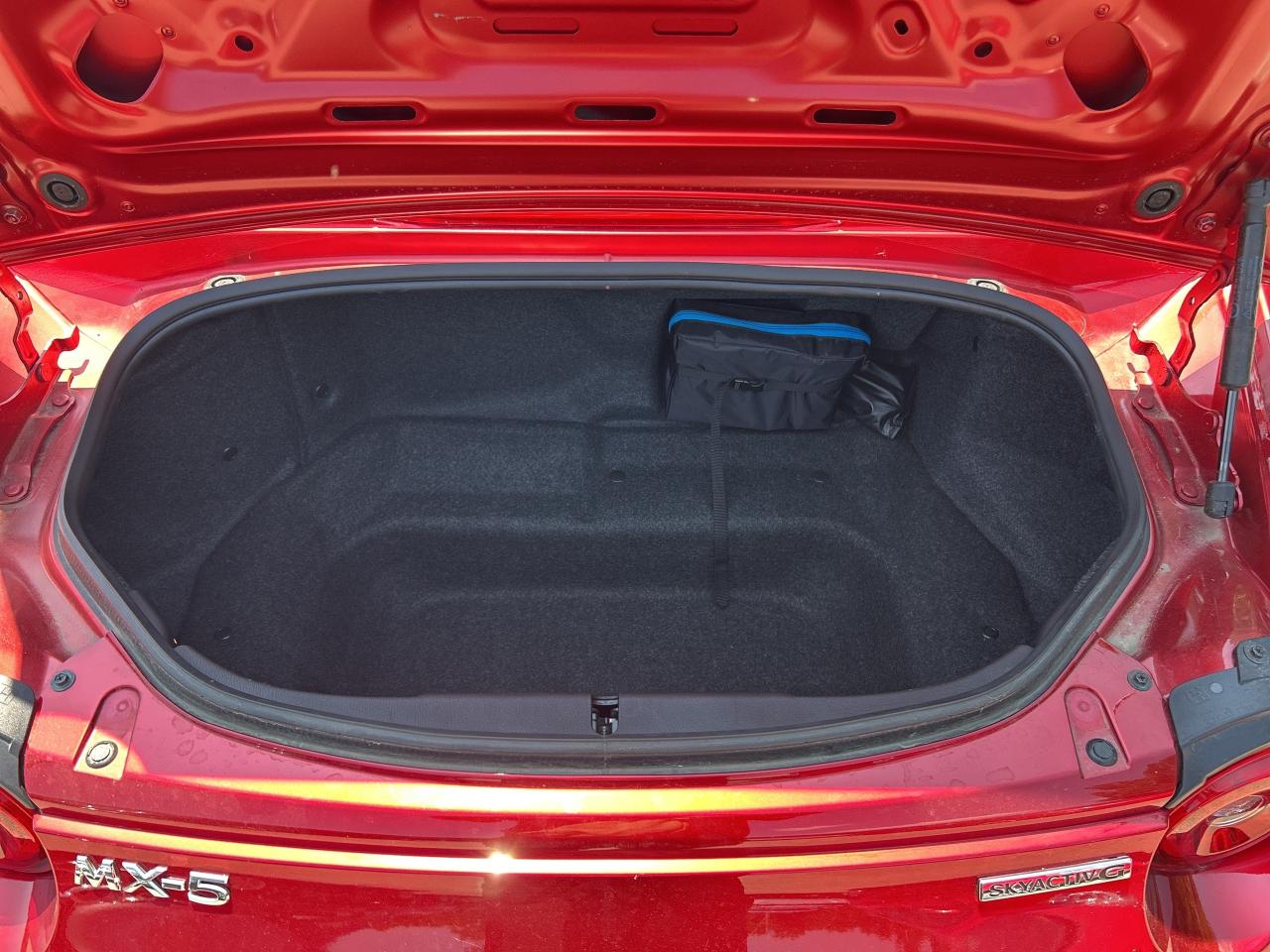 2024 Mazda MX-5 GS, 6 SPEED MANUAL, CONVERTIBLE, ONLY 5000 KMS! Photo