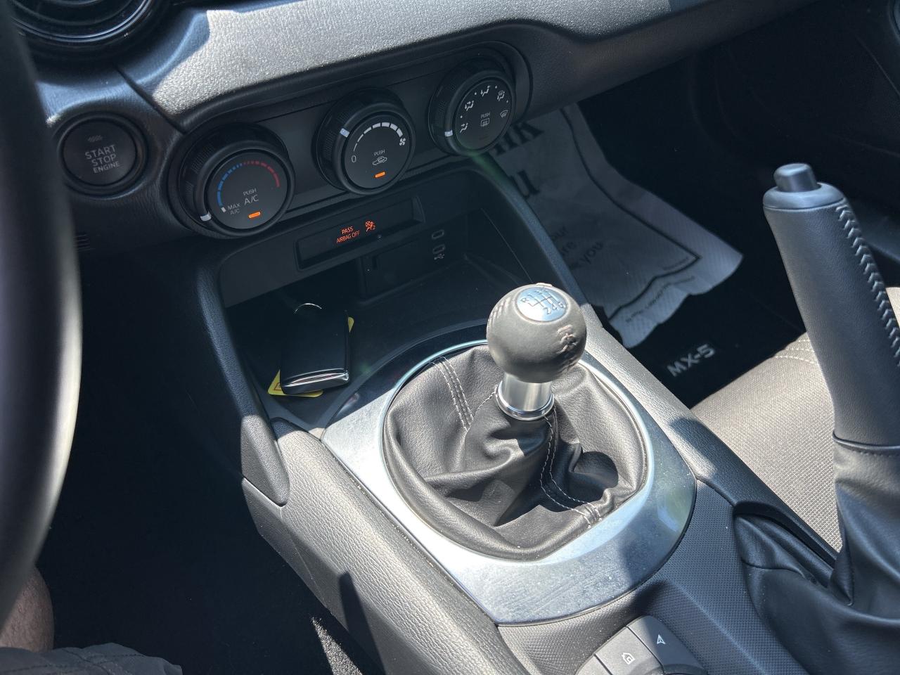 2024 Mazda MX-5 GS, 6 SPEED MANUAL, CONVERTIBLE, ONLY 5000 KMS! Photo