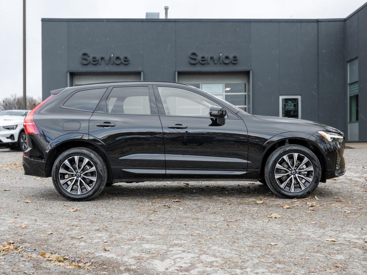 2025 Volvo XC60 B5 AWD Plus Dark Theme Photo
