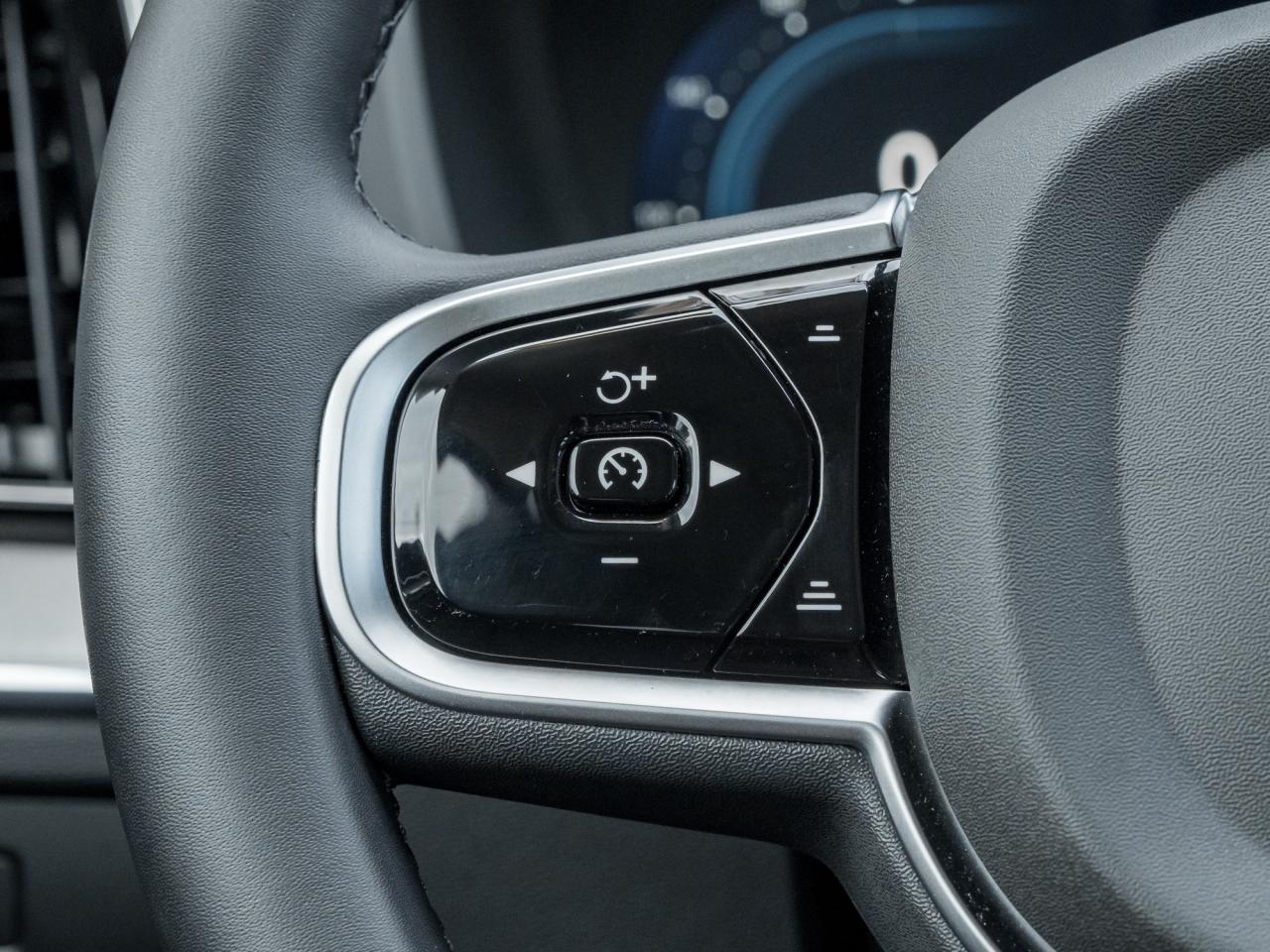 2025 Volvo XC60 B5 AWD Plus Dark Theme Photo