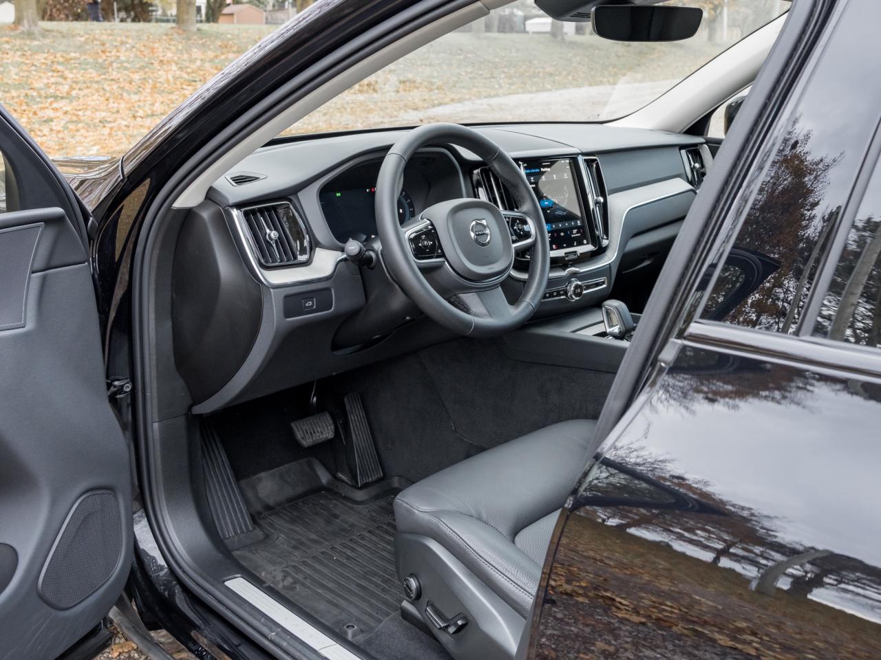 2025 Volvo XC60 B5 AWD Plus Dark Theme Photo