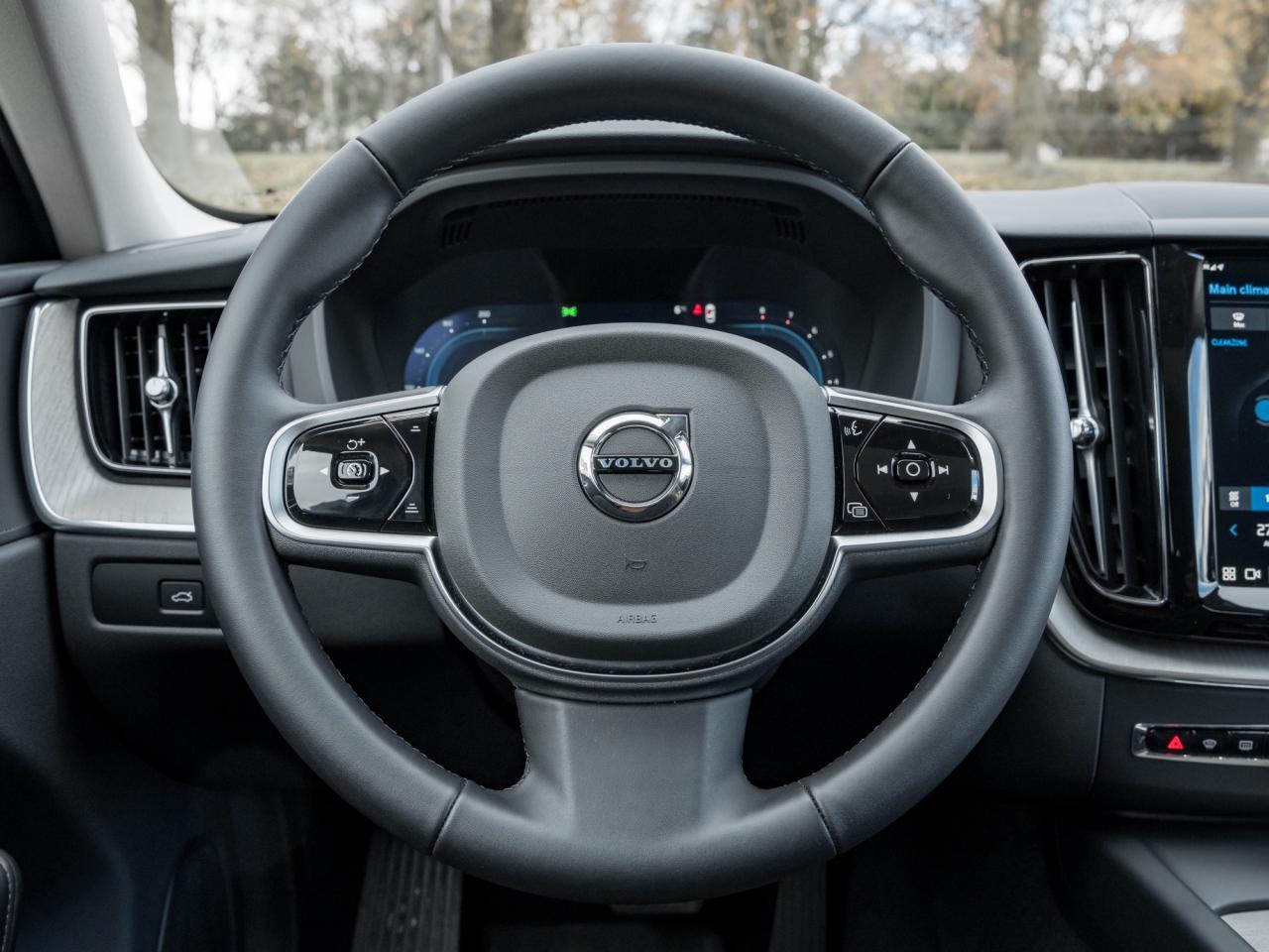 2025 Volvo XC60 B5 AWD Plus Dark Theme Photo