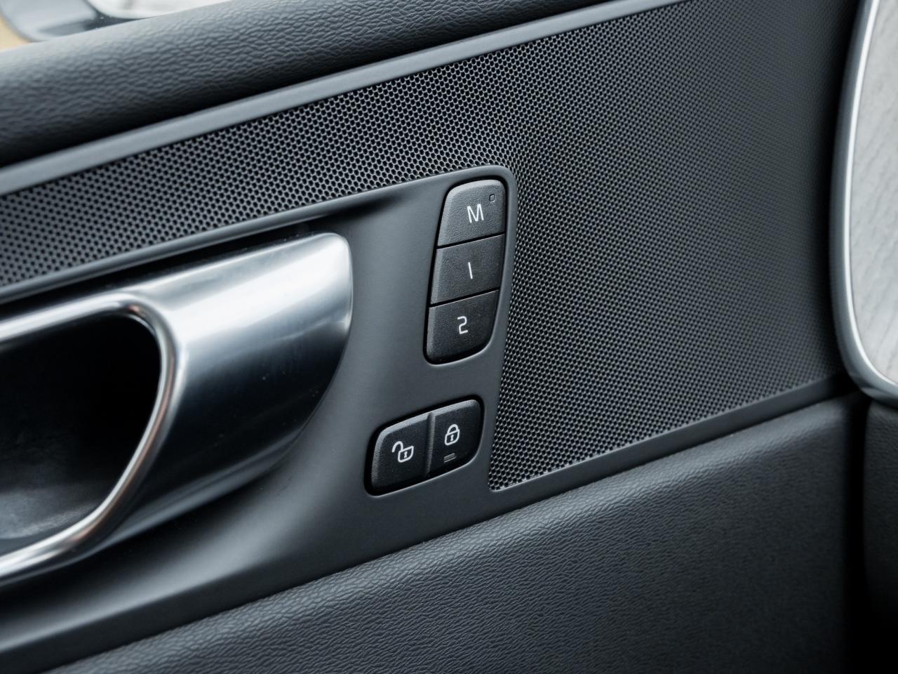 2025 Volvo XC60 B5 AWD Plus Dark Theme Photo