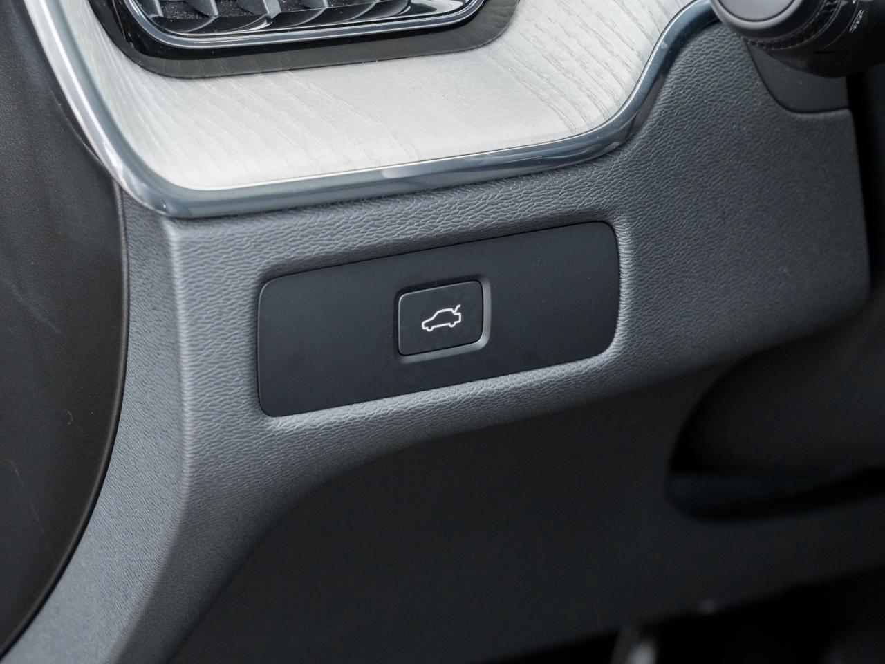 2025 Volvo XC60 B5 AWD Plus Dark Theme Photo