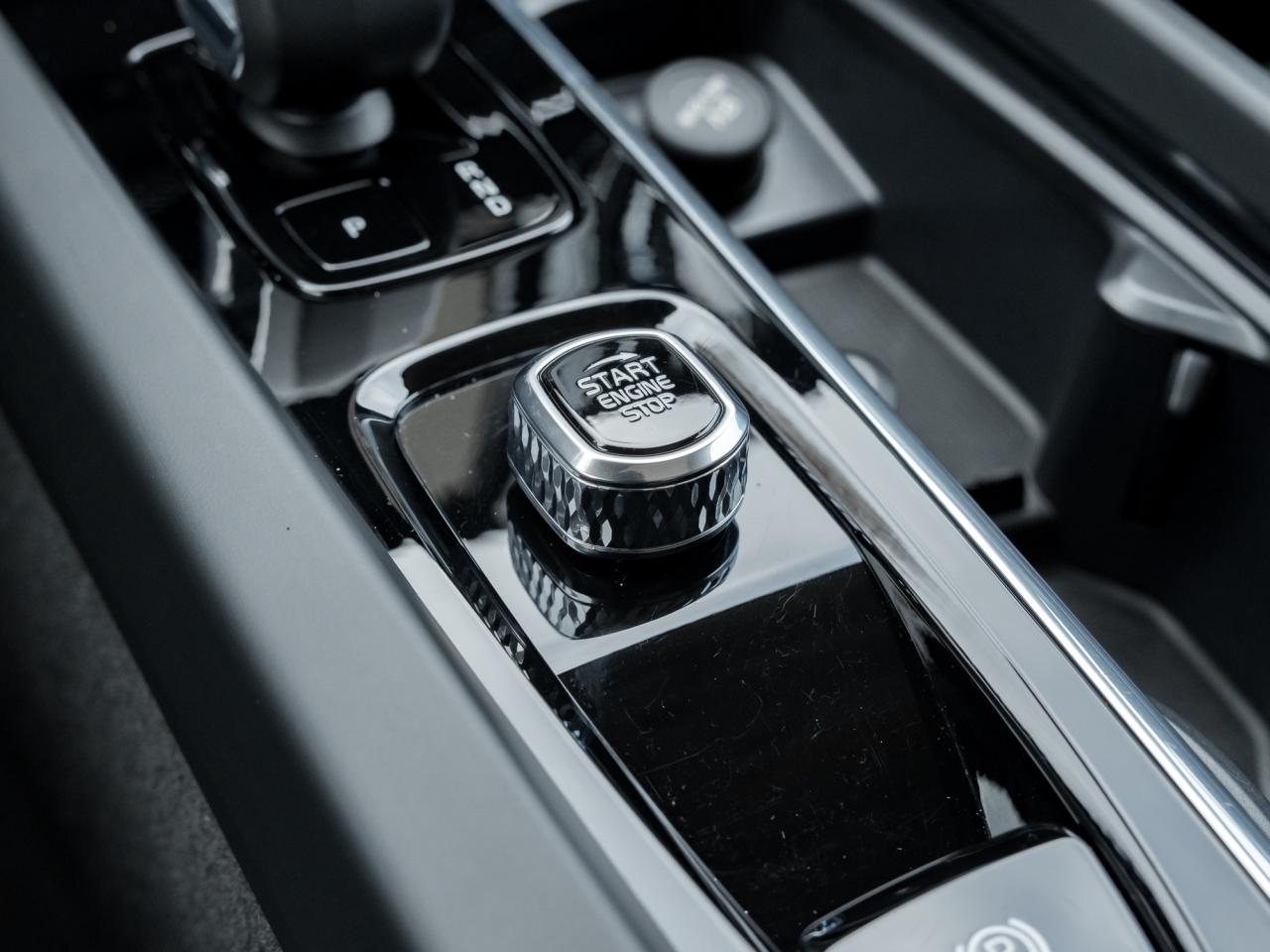 2025 Volvo XC60 B5 AWD Plus Dark Theme Photo