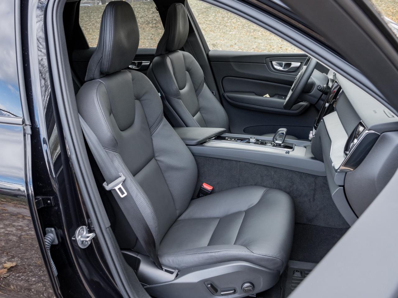 2025 Volvo XC60 B5 AWD Plus Dark Theme Photo