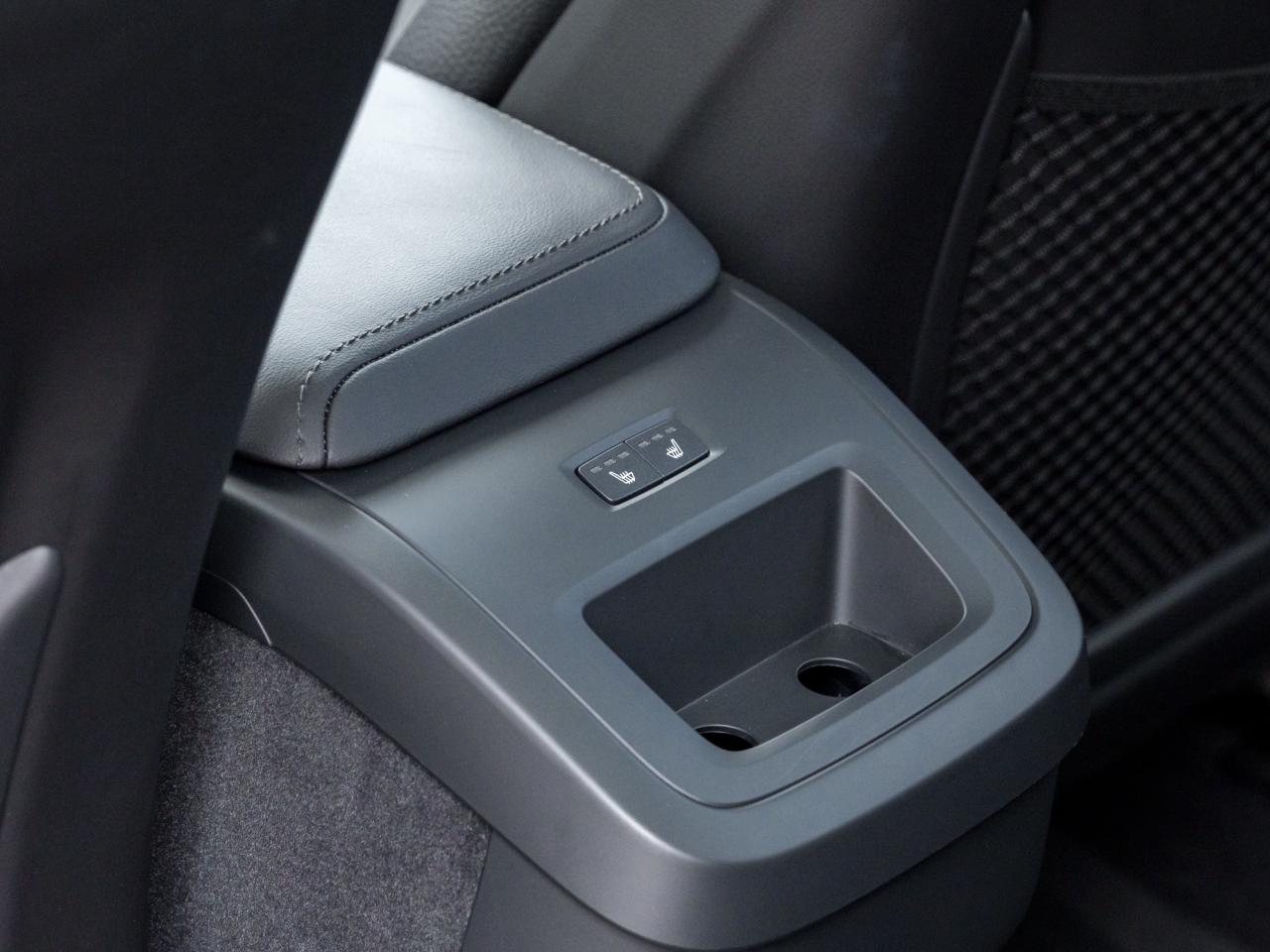 2025 Volvo XC60 B5 AWD Plus Dark Theme Photo