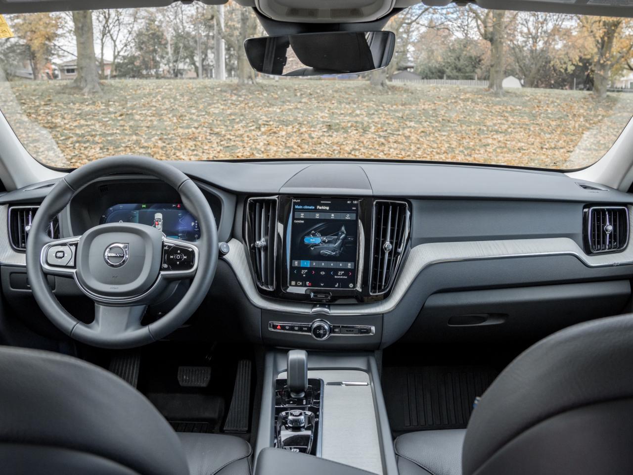 2025 Volvo XC60 B5 AWD Plus Dark Theme  CPO FINANCE RATE FR 3.49%* Photo