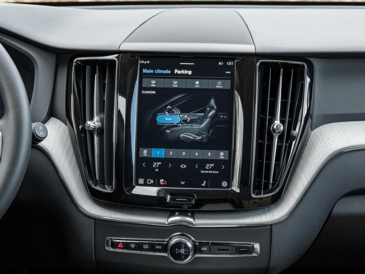 2025 Volvo XC60 B5 AWD Plus Dark Theme Photo