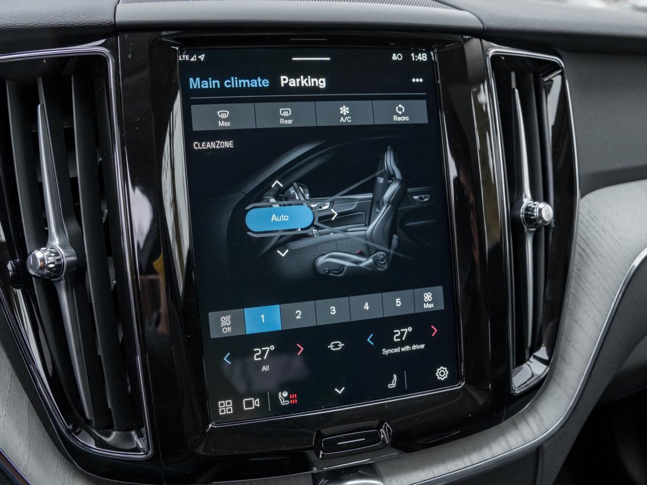 2025 Volvo XC60 B5 AWD Plus Dark Theme Photo