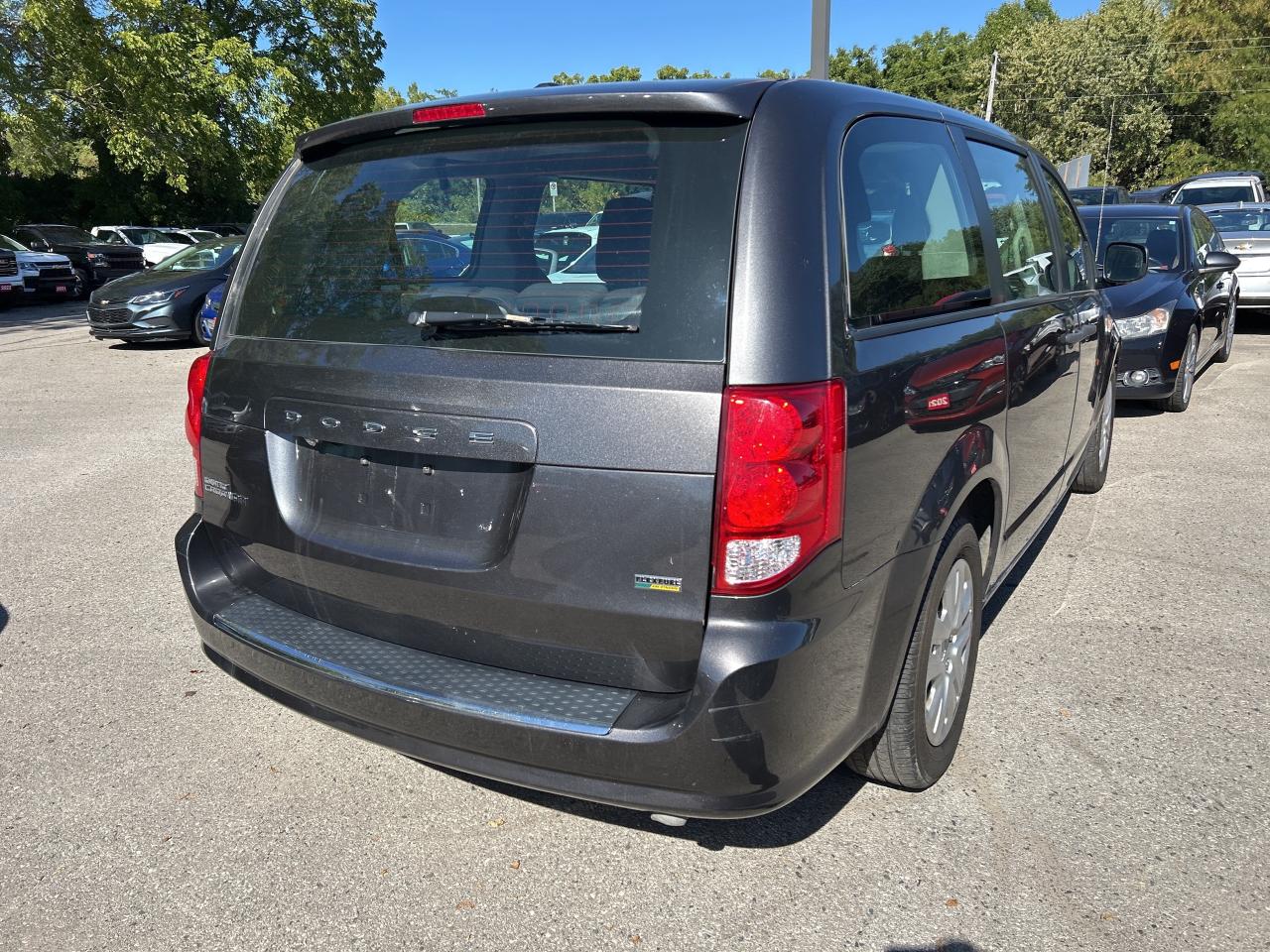 2019 Dodge Grand Caravan CLEAN CARFAX, BACK UP CAM, REAR HEAT & A/C! Photo