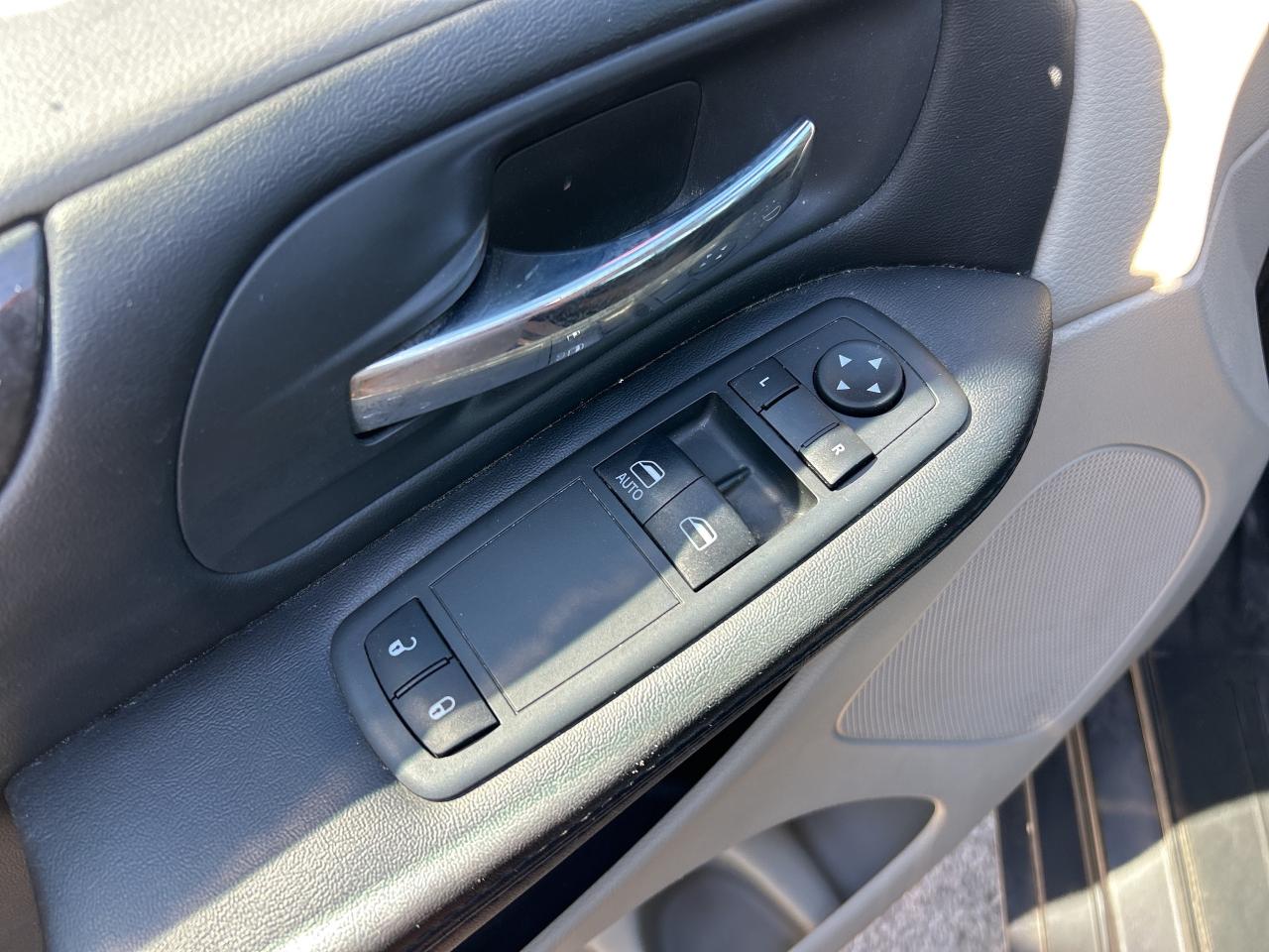 2019 Dodge Grand Caravan CLEAN CARFAX, BACK UP CAM, REAR HEAT & A/C! Photo